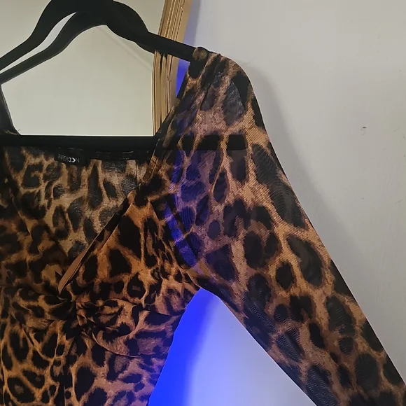 Leopard Print Long Sleeve Women's Top - Picture 2 of 3